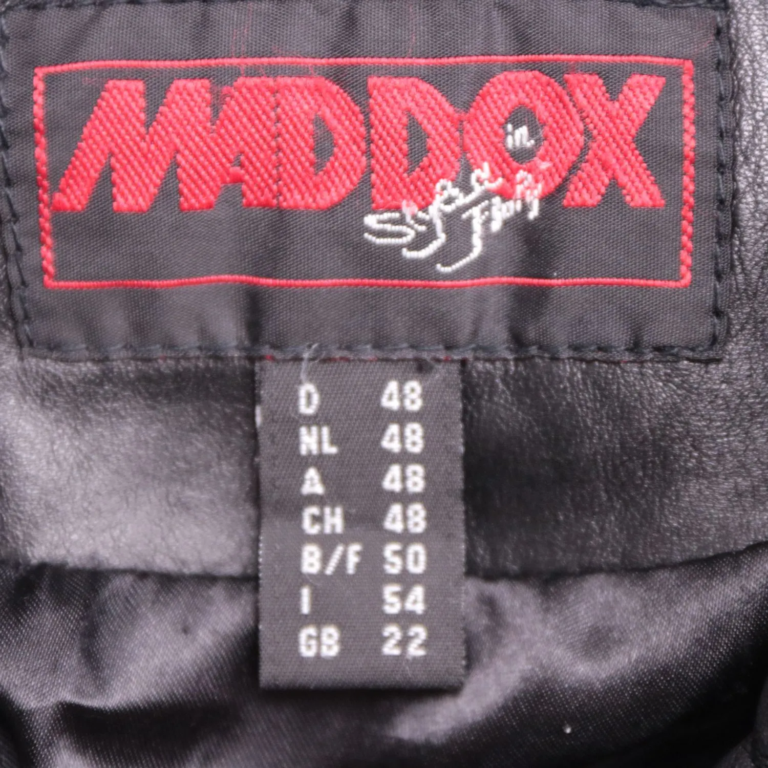 Чёрная кожаная куртка MADDOX на пуговицах, размер 48 (M)