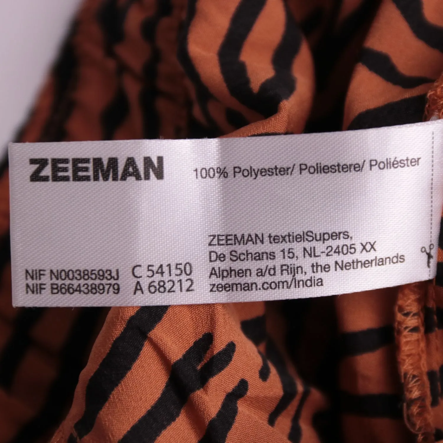 Оранжевые шорты ZEEMAN с чёрным принтом и поясом-завязкой, размер 134 см (9 лет)